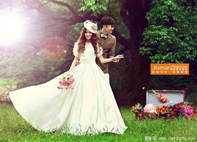 僅需3998元即可團(tuán)購(gòu)原價(jià)17988元的【上海覺色婚紗攝影】超值婚紗套餐,內(nèi)外景組合模式拍攝180張以上+豪華服飾14套+造型各7套 ,妝面7套+免費(fèi)提供所有化妝品,飾品,道具+相關(guān)取件產(chǎn)品(詳見頁(yè)面內(nèi)頁(yè))。在線支付398元預(yù)訂拍攝檔期,憑攝影券到店付余款3600元即可拍攝請(qǐng)預(yù)約拍攝,拍攝即送價(jià)值2900元的豪華大禮。