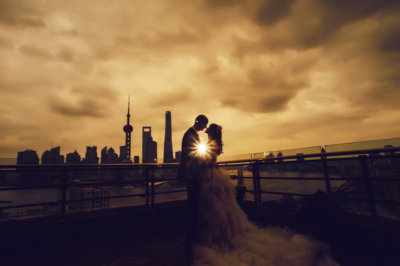 專門從國外飛到上海拍攝的婚紗照,大愛在外灘拍的照片